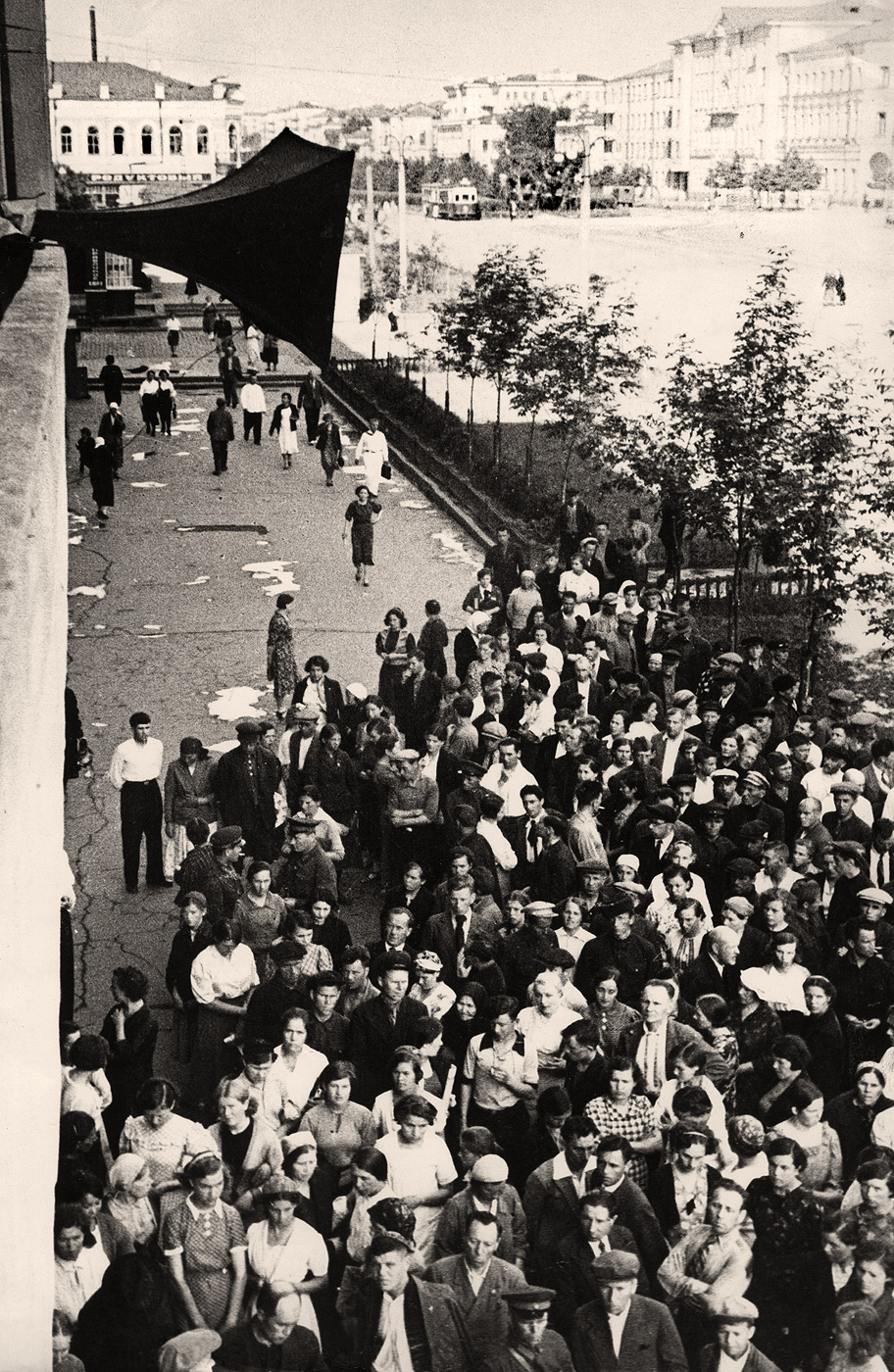Жители города Свердловск  слушают речь Молотова о начале ВОВ (пл. 1905 года, 22 июня 1941). 